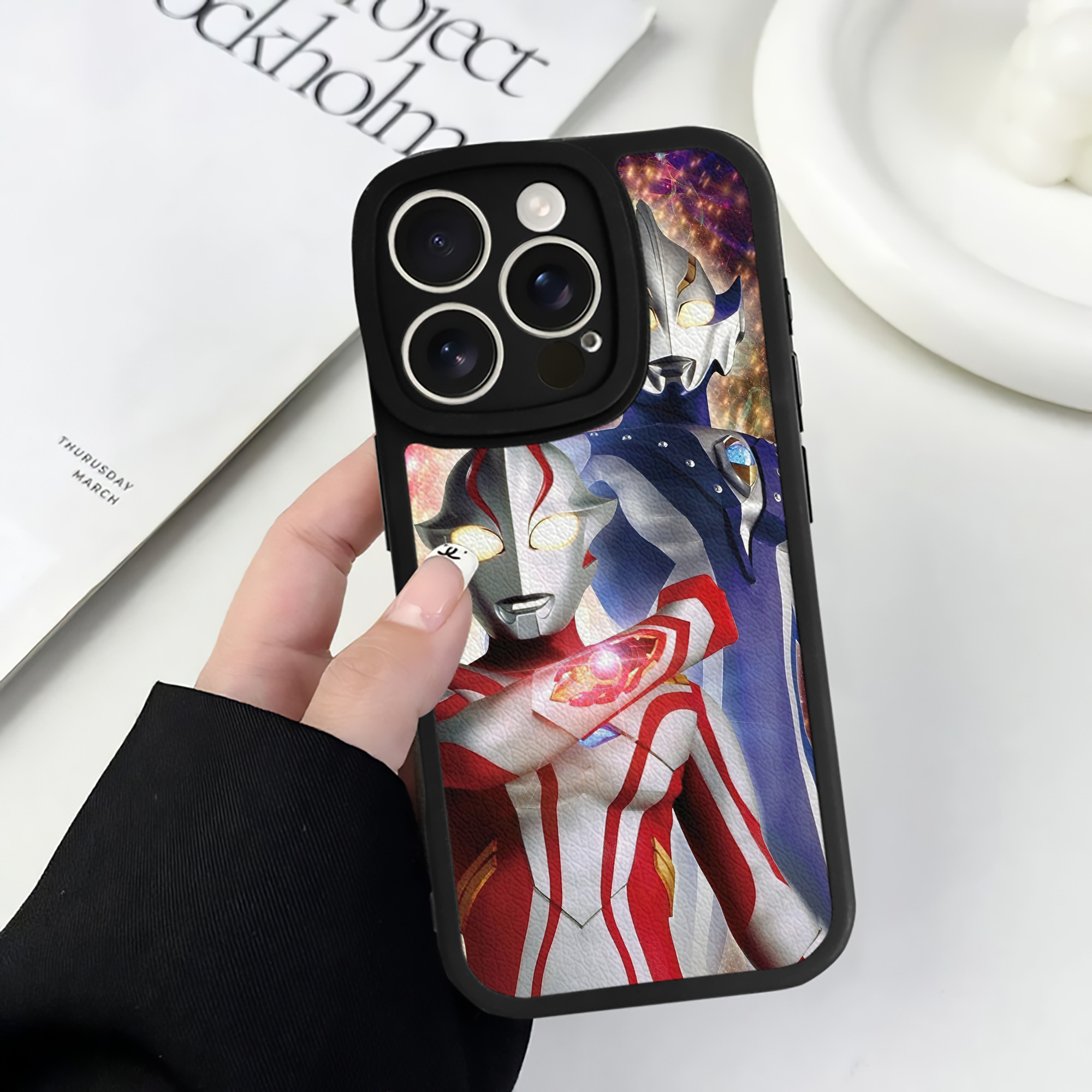 （画像用） ウルトラマン Ultraman 【iPhone 16シリーズ対応】シリコンスマホケース（レザー調） 材質：シリコン